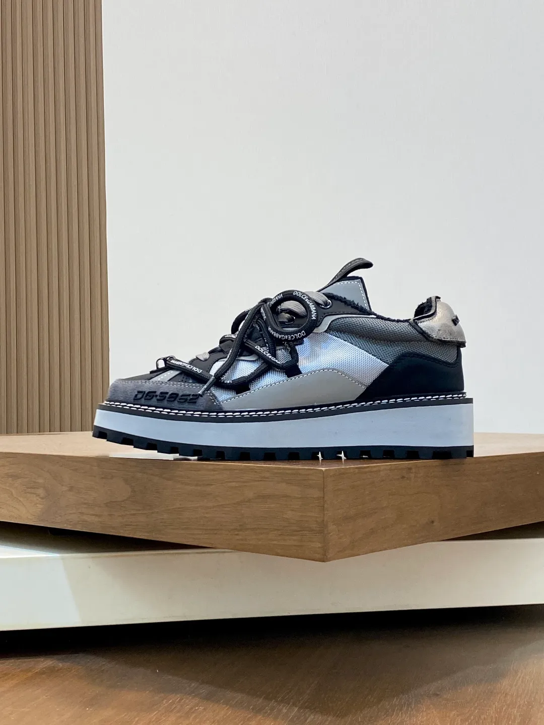 Men's men's shoes💰800 Dolce&Gabbana/Dolce & Gabbana men's new casual sports shoes This sneaker is made of multiple materials. The nylon fabric upper is integrated with glossy leather, suede leather and rubber elements, and is decorated with reflective details. It has a silk-screen logo and a dual design of thick round and flat laces. It has a square toe, rubber foam midsole and gear pattern rubber composite sole decorated with the iconic "DG" logo. The shoe body is decorated with three-dimensional labels with the brand logo in many places. The style is fashionable and elegant, and the unique design is presented in a dazzling and modern new language. The fabric towel lining is paired with logo cowhide feet for a stylish and stylish look! Comes with a full set of packaging! Size: 39-40-41-42-43-44 leather shoe size (38/45 can be customized but does not support returns)